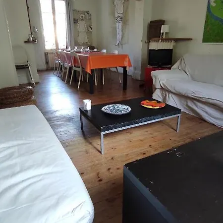 Grande Maison Ancienne Simple Et Spacieuse. Holiday home