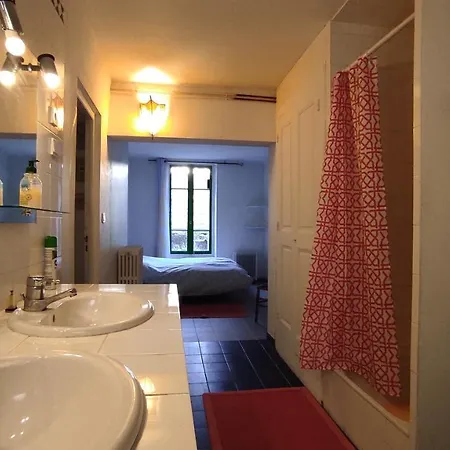 Grande Maison Ancienne Simple Et Spacieuse. Holiday home