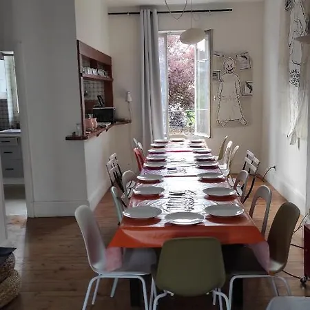 Grande Maison Ancienne Simple Et Spacieuse. Holiday home Vichy