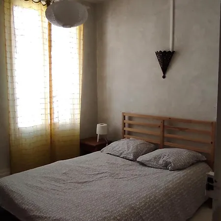 Grande Maison Ancienne Simple Et Spacieuse. Vichy