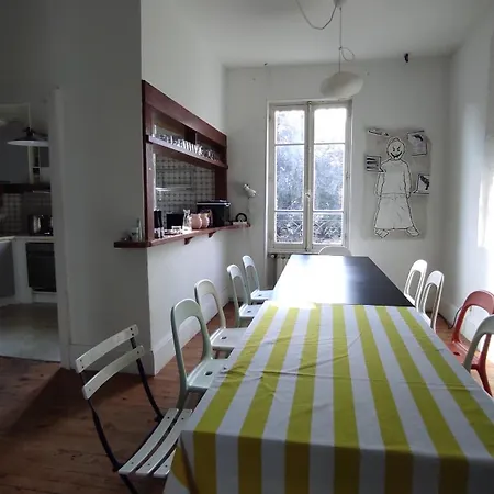 Grande Maison Ancienne Simple Et Spacieuse. Vichy